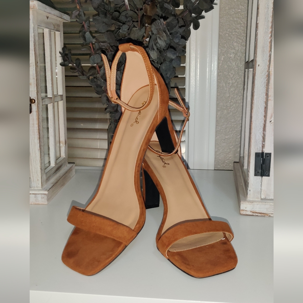 Chestnut brown suede Heels